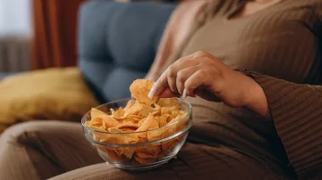 Dëshironi të humbni dhjamin e barkut? Duhet t’i shmangni këto gjashtë zakone