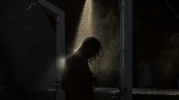 Ia vlen ta provoni: Ekspertët thonë se dushi në errësirë mund ta lehtësojë gjumin