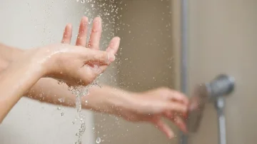 Përgjigjja nuk është aq e thjeshtë, a duhet të bëni dush në mëngjes apo në mbrëmje?