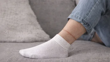 Nëse çorapet ju lënë shenja në këmbë, ja çfarë po sinjalizon trupi