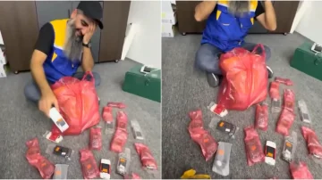 Pas 16 vjetësh, një tregtar merr ngarkesën e telefonave Nokia të vjetër që i kishte porositur në vitin 2010 (VIDEO)