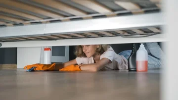 Plotësisht natyrale: Përgatisni vetë në shtëpi një solucion për pastrimin e dyshemeve prej druri