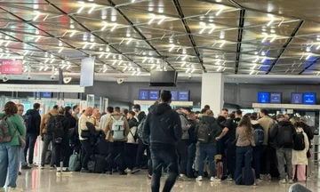 Tifozët kosovarë mbesin të bllokuar qe një orë në aeroportin e Bratisllavës
