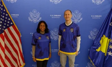 Ambasada e SHBA`së mesazh lojtarëve: Të gjithë ne po ju mbështesim – Luani fort dhe bëjeni Kosovën krenare