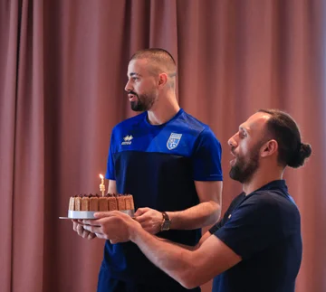 “Plani ishte ta prisnim tortën në drekë, por e lamë për desert” – Urimi epik i FFK për ditëlindjen e Zhegroves