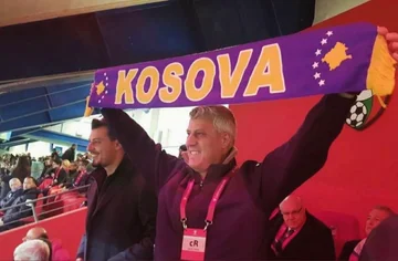 Ndeshja historike Kosovë-Turqi, Endrit Thaçi ndan foton emocionuese me babanë