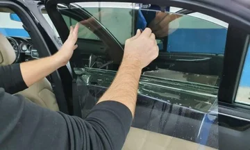 Xhamat e zinj në vetura tashmë lejohen në Kosovë, këto janë procdedurat që duhet t’i kaloni