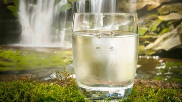 Nga mëngjesi deri në darkë – Sa gota me ujë duhet të pini