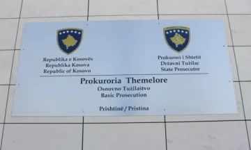 Ndalohen tre persona për lëndim të lehtë trupor në Fushë Kosovë, Prokuroria: U përdorën thika e shkopinj druri