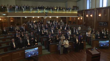 Deputetët ndezin qirinj për të mbijetuarit e dhunës seksuale të luftës