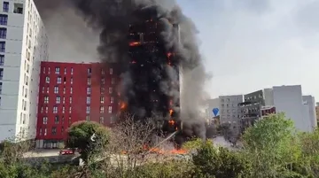 Një zjarr i madh përfshinë një ndërtesë në Tiranë