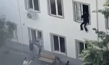 Pamje dramatike në Turqi, nxënësit hidhen nga dritaret pas sulmit në shkollë që la katër të vdekur