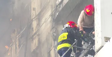 Flet zjarrfikësi hero që shpëtoi një grua nga ndërtesa në Tiranë: Më tha më lër të digjem