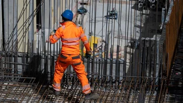 Detaje nga vdekja e punëtorit në Gjakovë: Dyshohet se dikush e goditi me kran duke e lëvizur nga pakujdesia